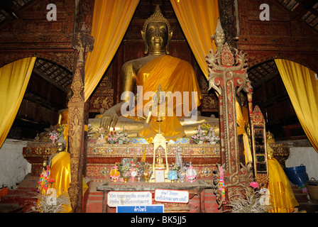 Bouddha assis dans le Wat Phra That Lampang Luang temple, Thaïlande, Asie du Sud-Est Banque D'Images