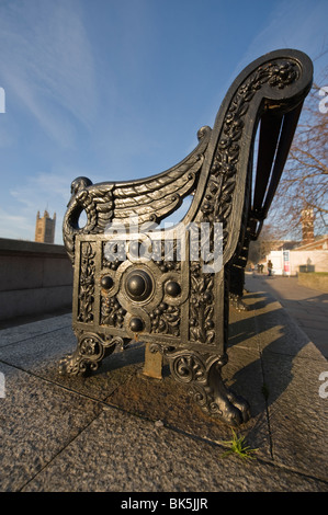 Banc fleuri sur rive sud de la Tamise avec vue sur les Maisons du Parlement, Londres UK Banque D'Images