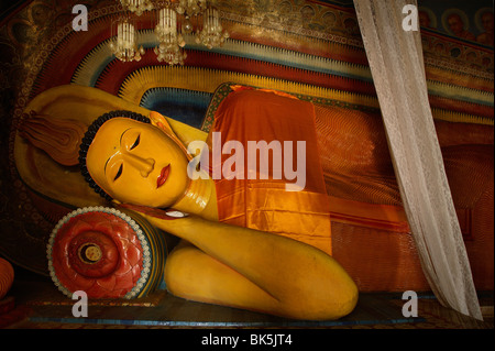 Bouddha couché, Subodharama Temple, datant du milieu du 19ème siècle, Dehiwala, Colombo, Sri Lanka, Asie Banque D'Images