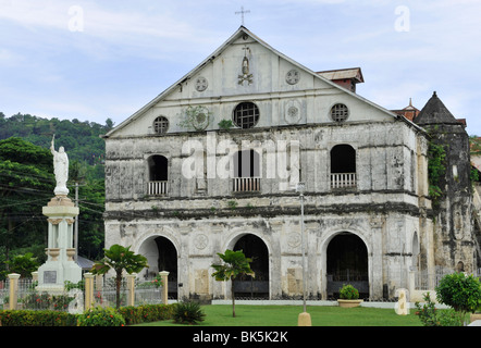 L'église de San Pedro, un bel exemple de l'architecture coloniale des Jésuites du 18e siècle, dans Loboc, Bohol, Philippines Banque D'Images