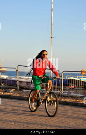 Rasta sur vélo à la plage de Brighton UK Banque D'Images