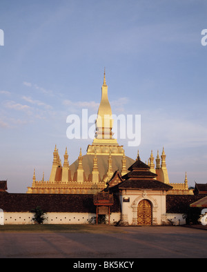 Pha That Luang dans l'est de la ville, Vientiane, Laos, Indochine, Asie du Sud-Est, l'Asie Banque D'Images