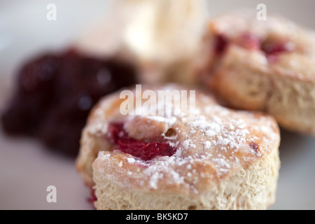 Des scones aux fraises et de la confiture de fraise close up montrant la texture de la nourriture sur une table Banque D'Images