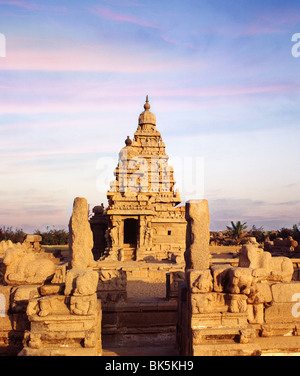 Shore Temple datant de la période Pallava, Mahabalipuram, UNESCO World Heritage Site, Tamil Nadu, Inde Banque D'Images