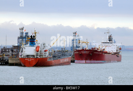 Fawley Terminal maritime dans le sud de l'Angleterre Southampton Water UK Tankers Epicéa Galaxie et Alessandra Bottiglieri désactiver chargement Banque D'Images