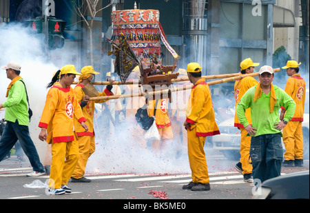 D'artifice et d'un cortège de divinités marquer la fin de festivités du Nouvel An lunaire à Taichung, Taiwan Banque D'Images