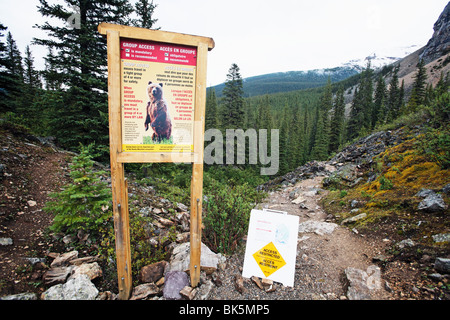 L'accès du groupe sur l'affichage obligatoire d'un sentier de randonnée, le parc national Banff, Alberta, Canada Banque D'Images