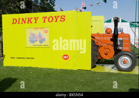 Un tracteur d'époque montrent que sur un processeur en boîte Dinky Toy de l'Grand Yorkshire Show. Banque D'Images