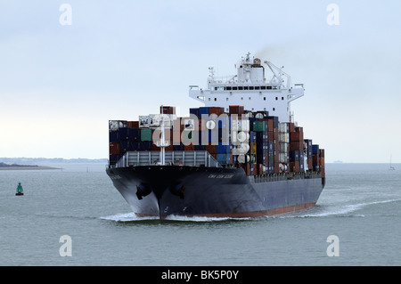 CMA CGM d'azur à un navire porte-conteneurs en cours sur l'eau du sud de l'Angleterre Royaume-uni Southampton Banque D'Images