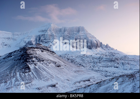 Mont Dyrfjoll (la porte de la montagne), 1136m, vues de l'ouest (Vatnsskard), de Borgarfjordur Eystri fjord, Fjords de l'Est, l'Islande Banque D'Images