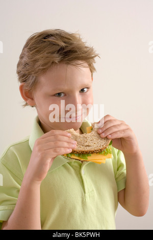 Petit Garçon en train de manger un sandwich Banque D'Images