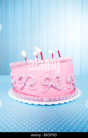 Gâteau d'anniversaire avec des bougies de guingois Banque D'Images