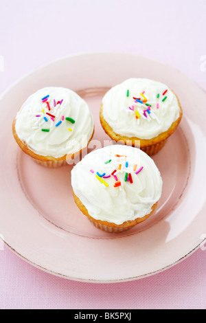 Cupcakes on plate Banque D'Images