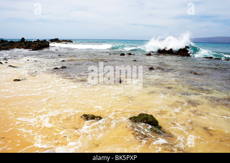 Vagues se briser sur la plage, Maui, Hawaii, USA Banque D'Images