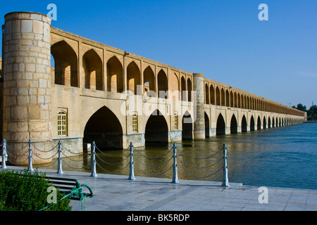 Si-O-se d'un pont ou pont de 33 arches d'Ispahan en Iran Banque D'Images