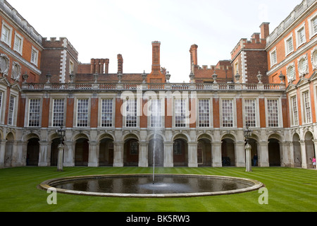 Une cour-jardin à l'intérieur de l'établissement Hampton Court Palace Banque D'Images