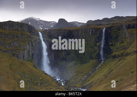 Grundarfoss Grundarjordur près de cascade, Péninsule de Snæfellsnes, l'Islande, les régions polaires Banque D'Images