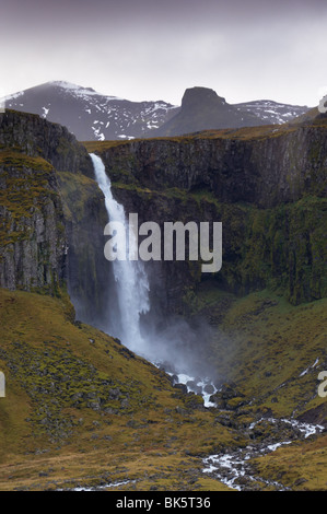 Grundarfoss Grundarjordur près de cascade, Péninsule de Snæfellsnes, l'Islande, les régions polaires Banque D'Images