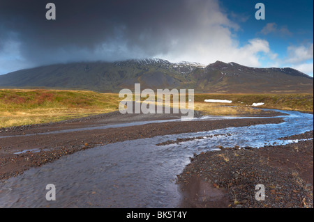 Mont Snaefellsjokull, 1446m de haut recouverte de glace, volcan Snaefellsjokull Parc National, Péninsule de Snæfellsnes, l'Islande Banque D'Images