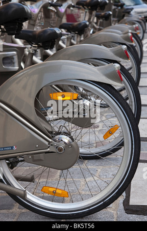 Ligne d'un service de location de vélos, Paris, France Banque D'Images