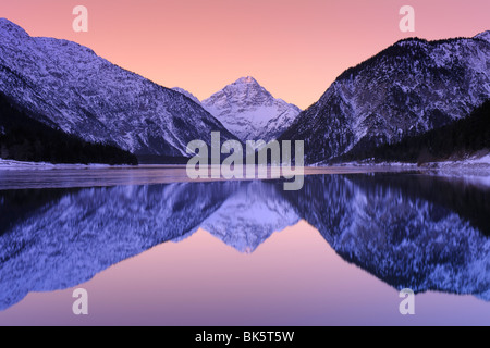 Lac Plansee au lever du soleil, Tyrol, Autriche Banque D'Images