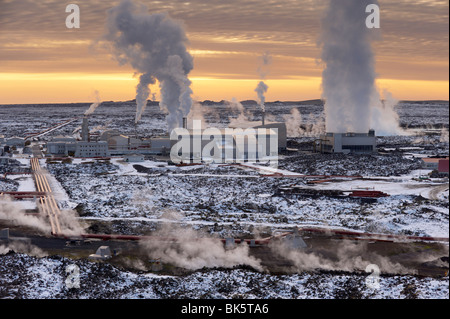 Svartsengi (Blue Lagoon) Station géothermique au coucher du soleil, Grindavik, péninsule de Reykjanes, l'Islande, les régions polaires Banque D'Images
