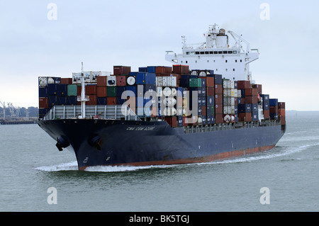 CMA CGM d'azur à un navire porte-conteneurs en cours sur l'eau du sud de l'Angleterre Royaume-uni Southampton Banque D'Images