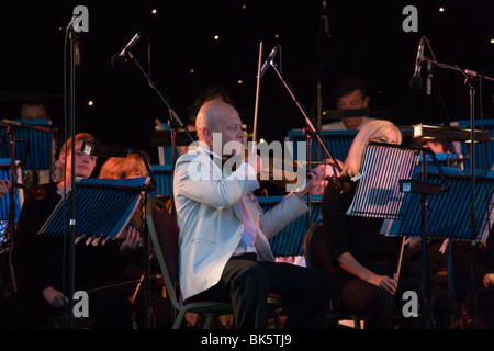 Les membres de London Orchestre Gala Prom dans Bedford Park Banque D'Images