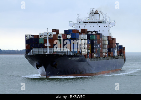 CMA CGM d'azur à un navire porte-conteneurs en cours sur l'eau du sud de l'Angleterre Royaume-uni Southampton Banque D'Images