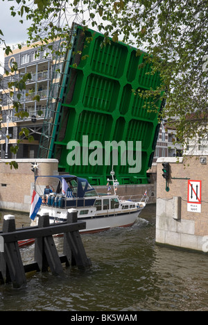 Une seule feuille bascule bridge s'ouvre pour un bateau de plaisance de passer. Amsterdam, Pays-Bas. Banque D'Images