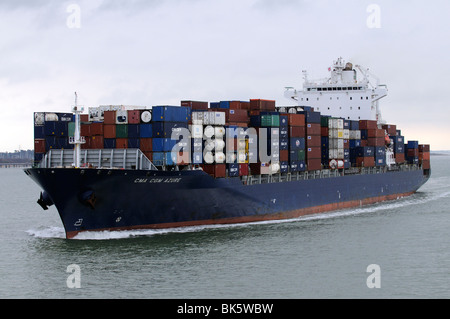 CMA CGM d'azur à un navire porte-conteneurs en cours sur l'eau du sud de l'Angleterre Royaume-uni Southampton Banque D'Images