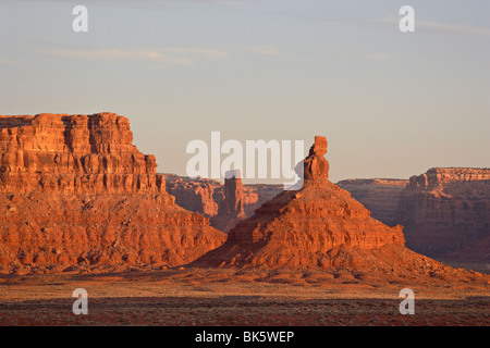 Rock formations à la première lumière, la Vallée des Dieux, Utah, États-Unis d'Amérique, Amérique du Nord Banque D'Images