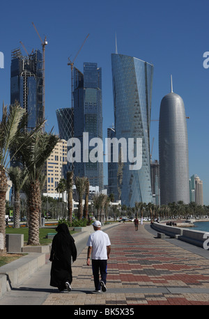 Couple arabe à marcher le long de la Corniche de Doha, Qatar Banque D'Images