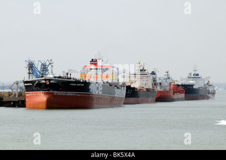 Transporteur de carburant en vrac bateaux amarrés aux côtés de Fawley Terminal maritime dans l'eau du sud de l'Angleterre Royaume-uni Southampton Banque D'Images