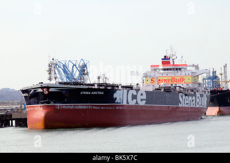 Navire transporteur de carburant en vrac le Stena Arctica amarrée le long Fawley Terminal maritime dans le sud de l'Angleterre Southampton Water UK Stena Banque D'Images