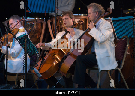 Les membres de London Orchestre Gala Prom dans Bedford Park Banque D'Images