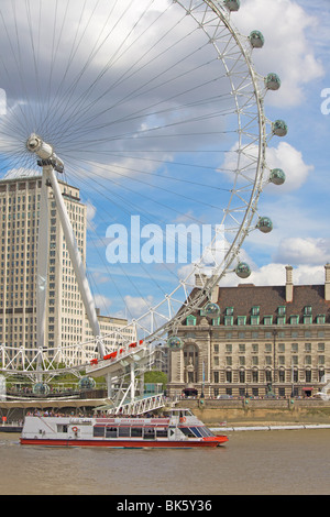 Bateau de croisière touristique sur la Tamise avec le London Eye en arrière-plan, Londres, Angleterre, Royaume-Uni, Europe Banque D'Images