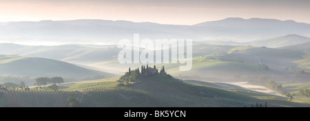 Misty vue panoramique sur le Val d'Orcia, classé au Patrimoine Mondial de l'UNESCO, San Quirico d'Orcia, près de Pienza, Toscane, Italie Banque D'Images