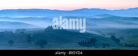 Misty vue panoramique sur le Val d'Orcia, classé au Patrimoine Mondial de l'UNESCO, San Quirico d'Orcia, près de Pienza, Toscane, Italie Banque D'Images