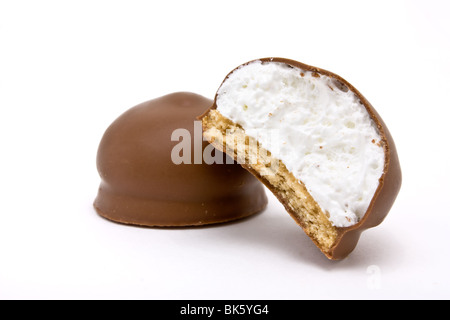 La Guimauve recouvert de chocolat à partir de la vue basse isolés contre blanc. Banque D'Images