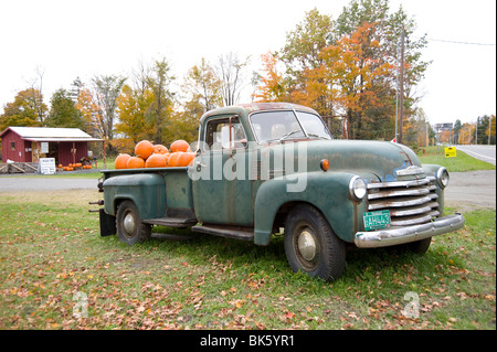 Hamburgers à vendre dans une vieille camionnette Chevrolet dans un éventaire routier dans le Vermont, New England, USA Banque D'Images