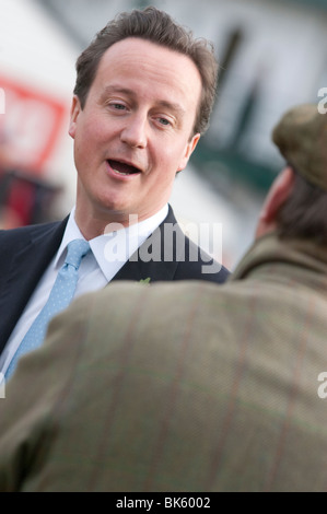 Le dirigeant conservateur David Cameron, à Uttoxeter races, parler aux amateurs de course. Banque D'Images