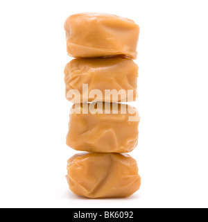 Rempli de chocolat Caramel Caramel isolés contre fond blanc. Banque D'Images