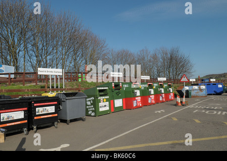 Une banque de bacs de recyclage dans un centre de recyclage Banque D'Images