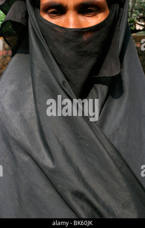 Femme portant un voile intégral islamique noir, Bariali, Gazipur, Bangladesh, en Asie Banque D'Images