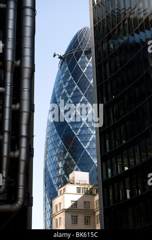 Le Gherkin vu à travers la Lloyds et Willis bâtiments, Londres, Royaume-Uni Banque D'Images