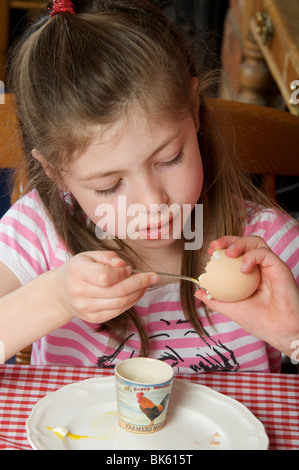 Young Girl eating soft oeuf dur pour le petit déjeuner Banque D'Images