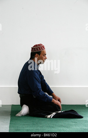 La prière du vendredi à la mosquée Baitul Futuh, Londres, Angleterre, Royaume Uni, Europe Unnited Banque D'Images