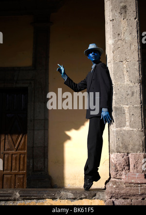 Un artiste de rue perfoms dans la place principale de la ville coloniale de Coyoacan, Mexico, 24 février 2008. Banque D'Images