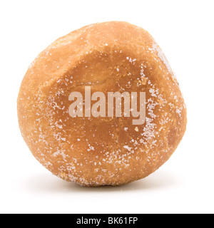 Beignet rempli de crème anglaise contre isolé sur fond blanc. Banque D'Images